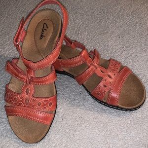 Clarks Leather Leisa Annual Sandals — Adjustable Velcro — Size 8.5 — Like NEW